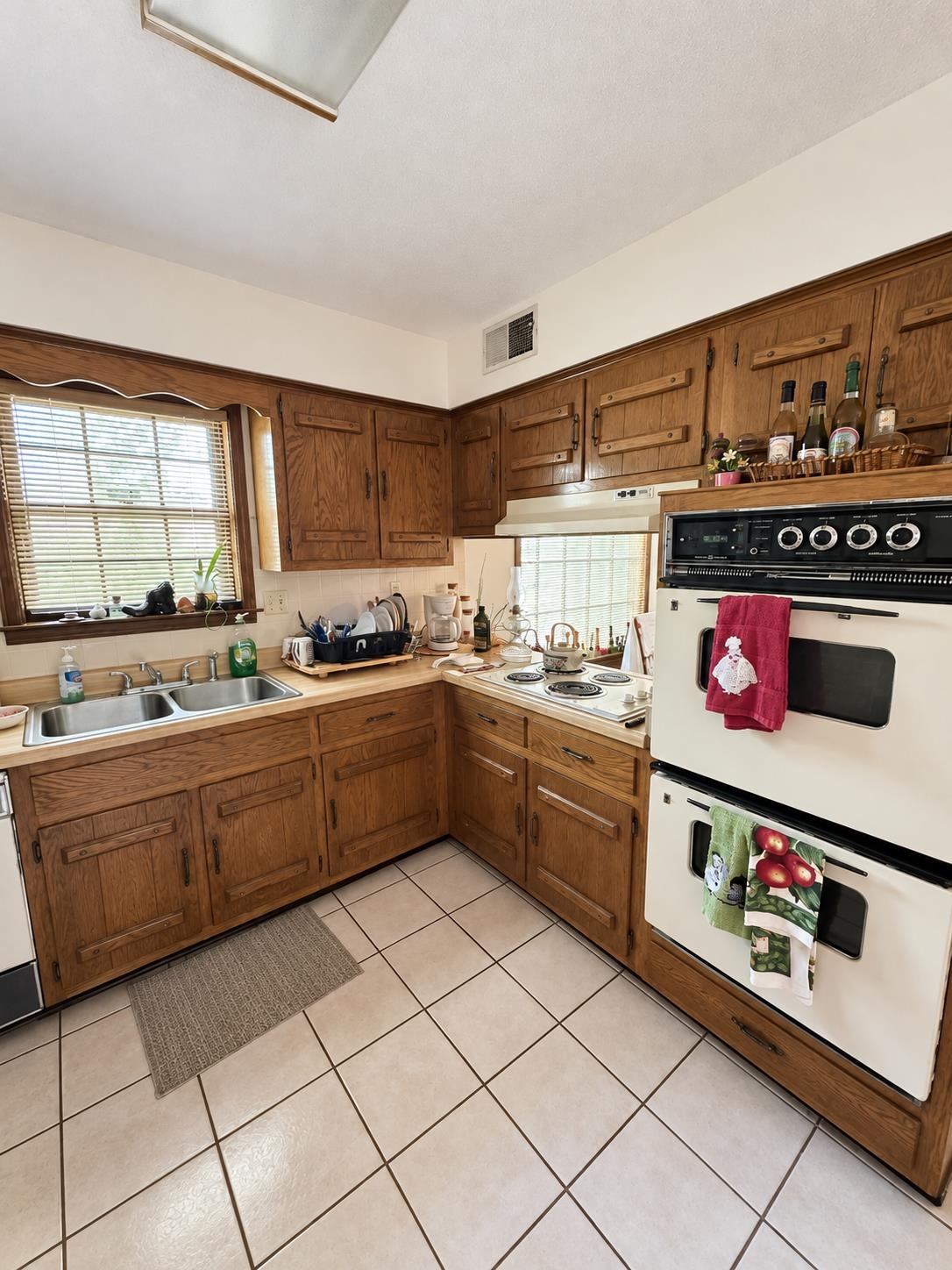 3059 Edgeworth Ln Property Photo 6