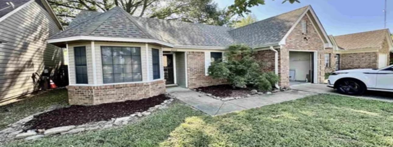 2240 HOMETOWN DR E