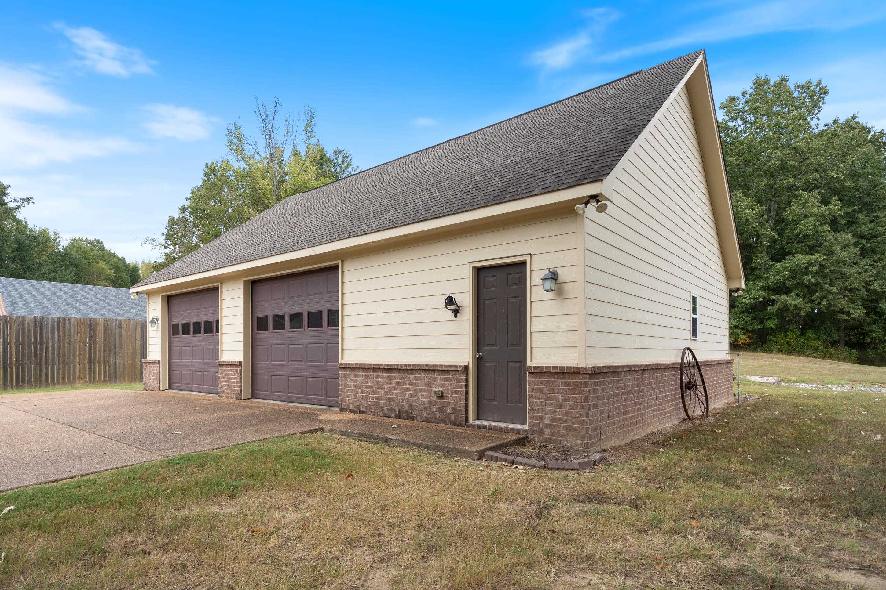 360 Catalpa Dr Property Photo 26