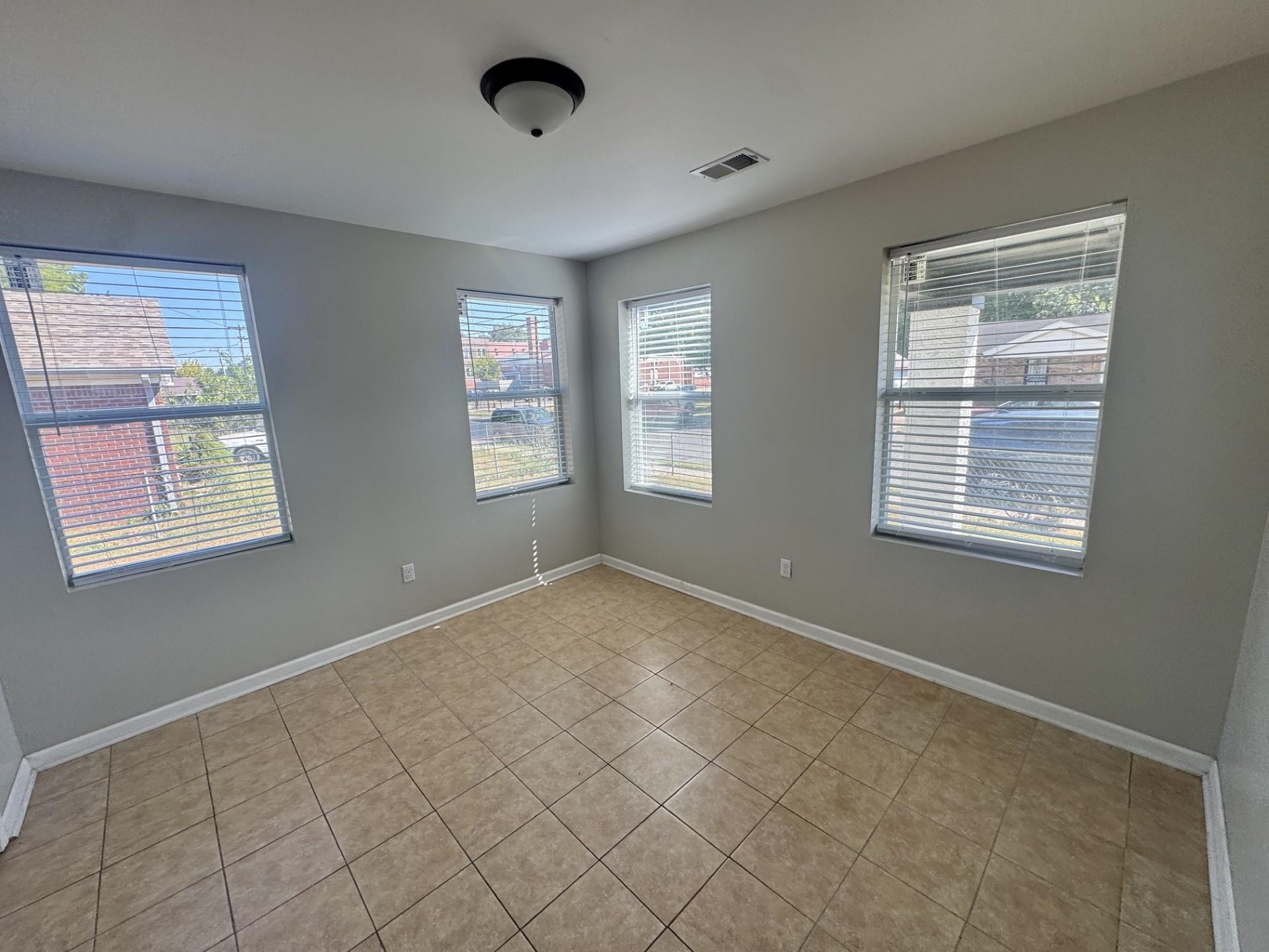 1305 Bryan St Property Photo 9