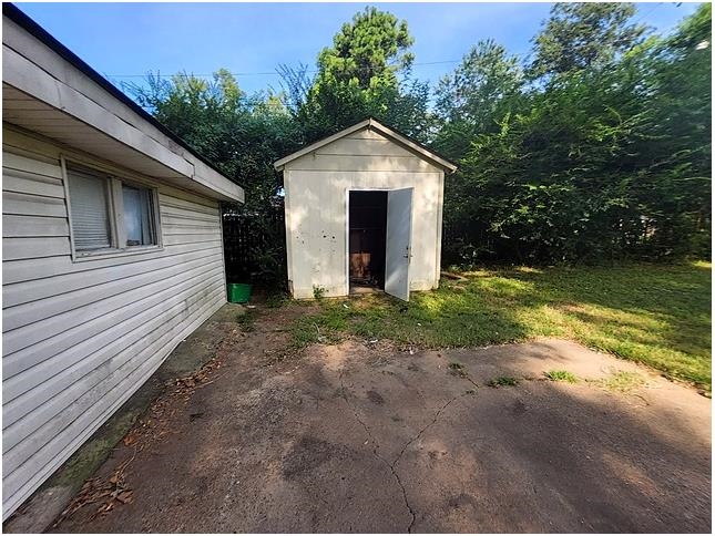 1366 Winfield Ave Property Photo 3