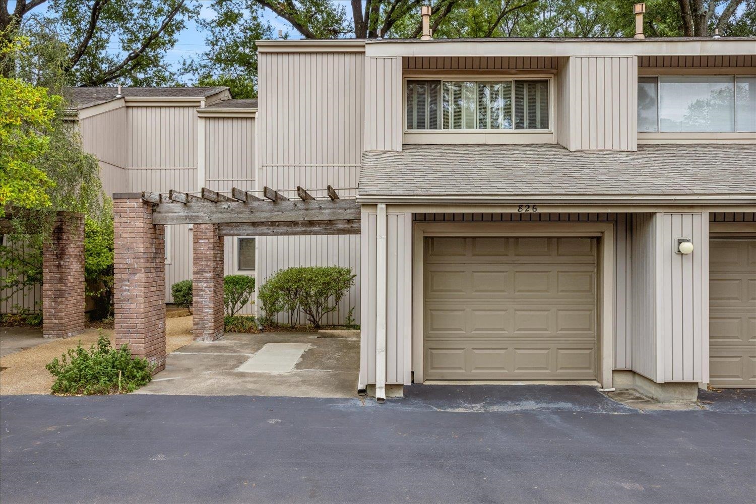 826 THISTLEDOWN DR Property Photo 1