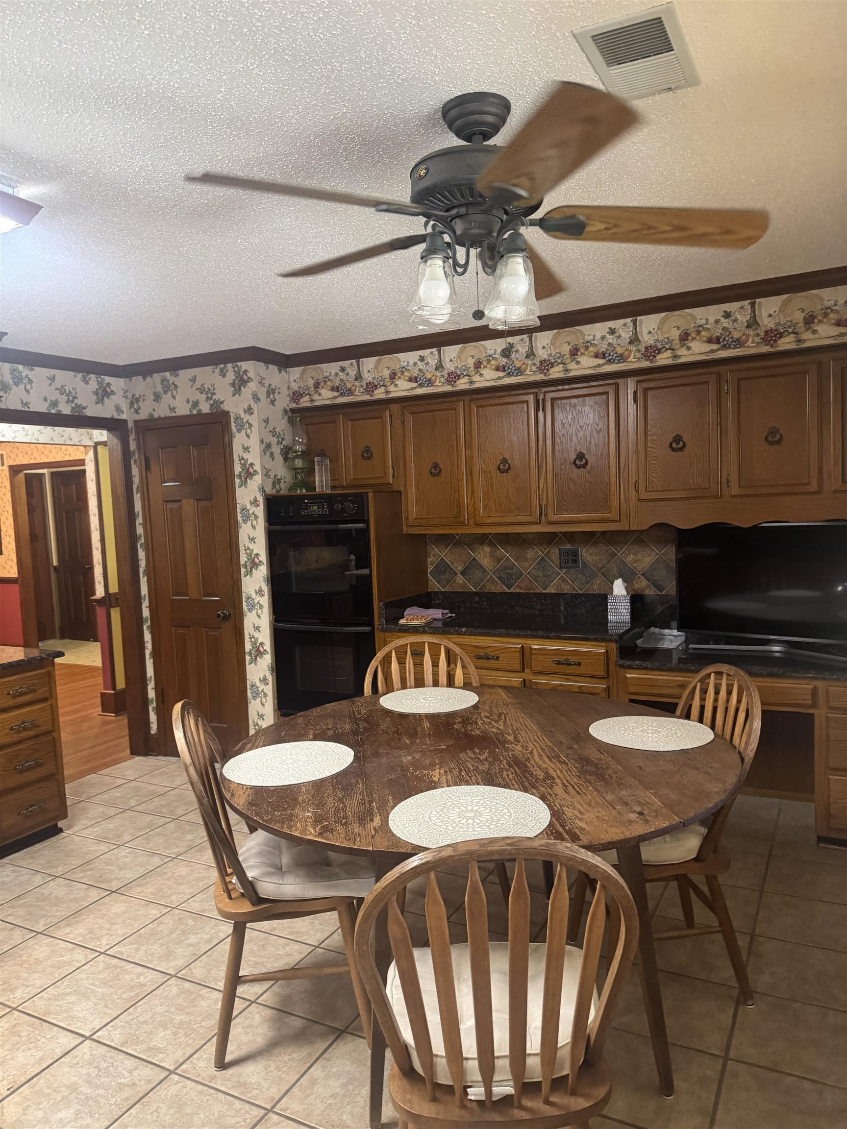 7927 Farindon Dr Property Photo 3