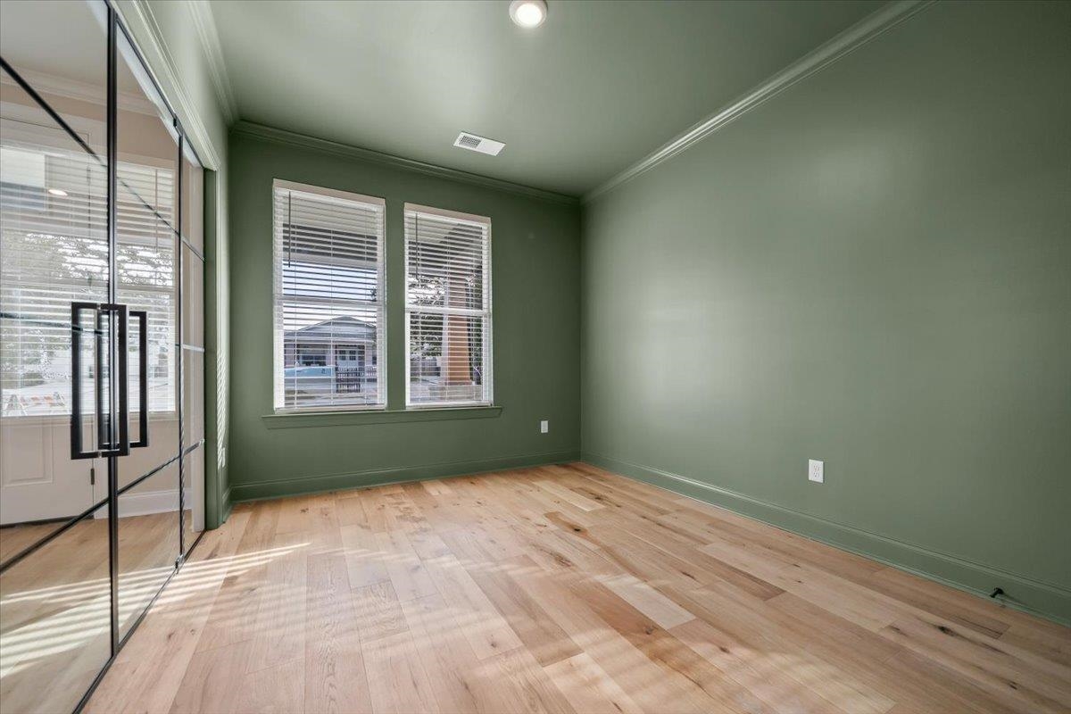 1098 Forrest Ave Property Photo 10