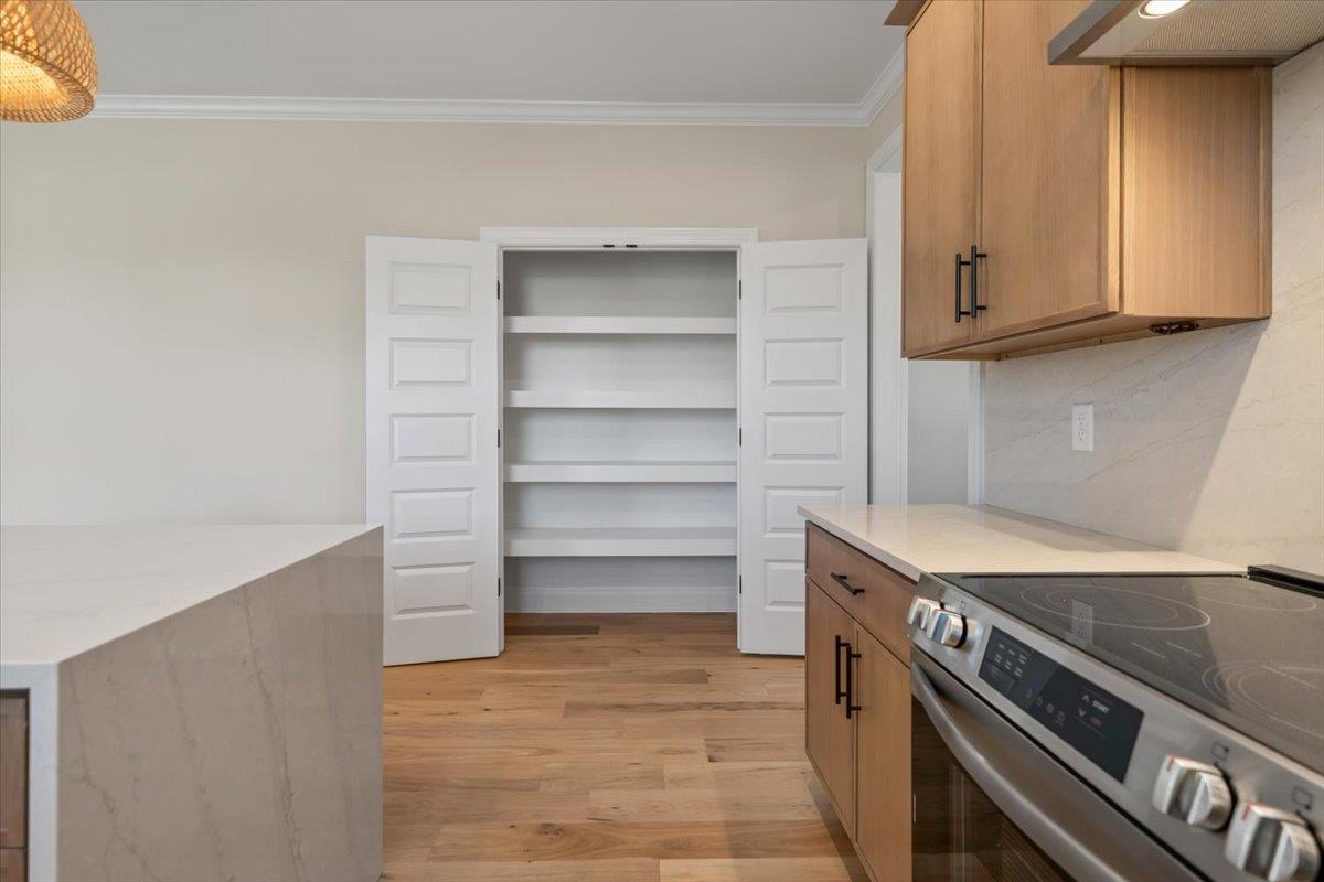 1098 Forrest Ave Property Photo 25