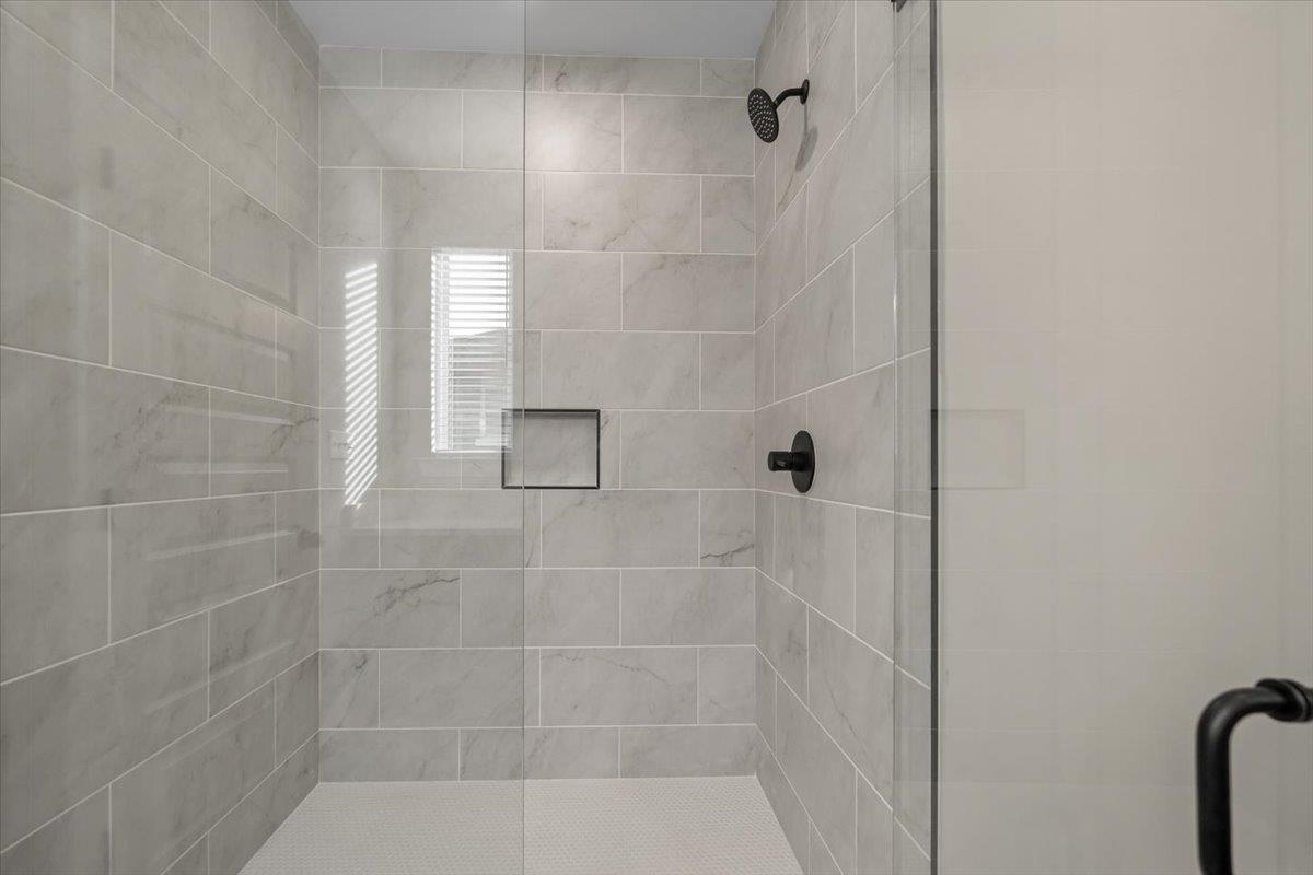 1098 Forrest Ave Property Photo 30