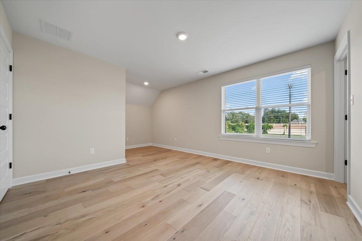 1098 Forrest Ave Property Photo 35