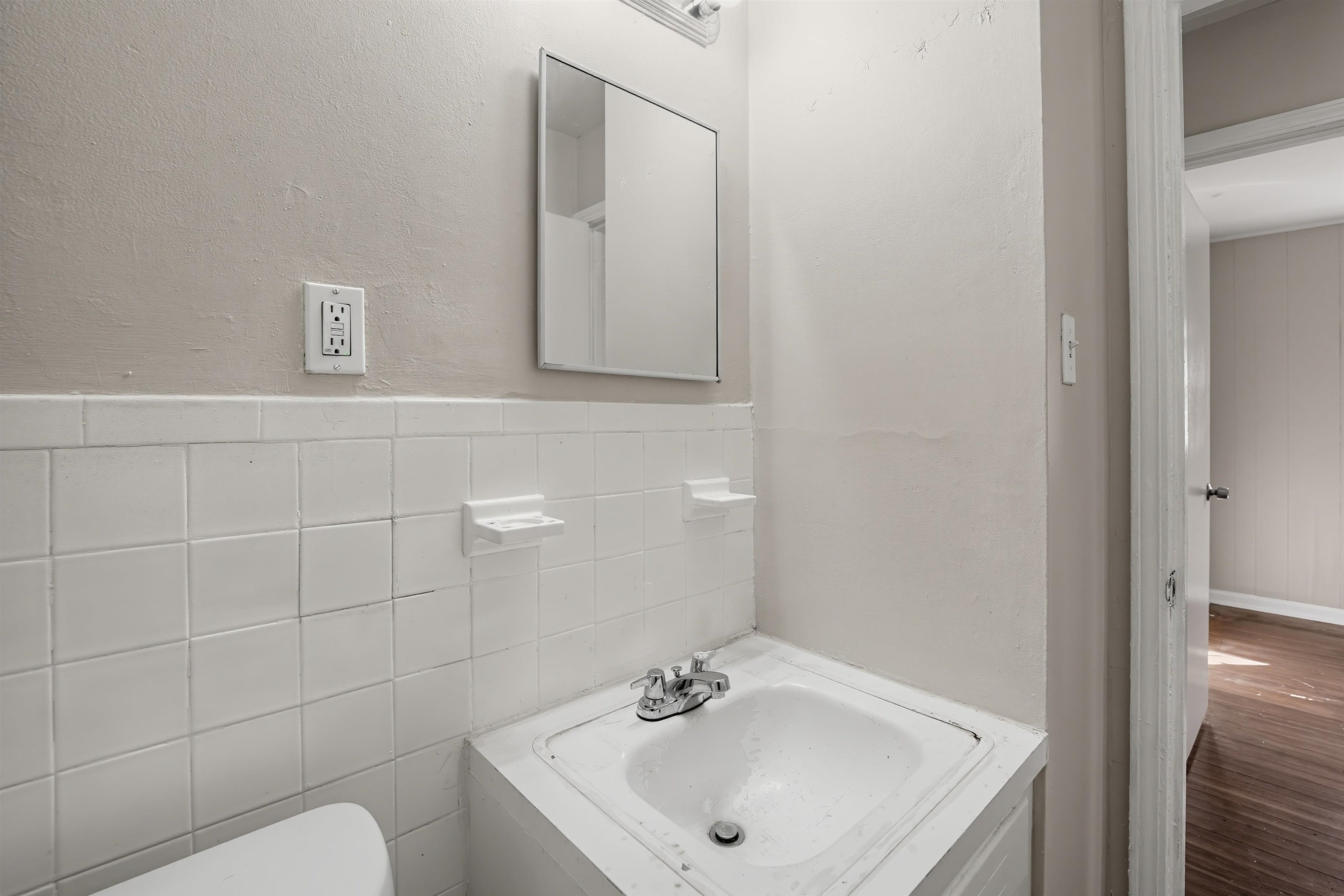 4033 Leech Rd Property Photo 18