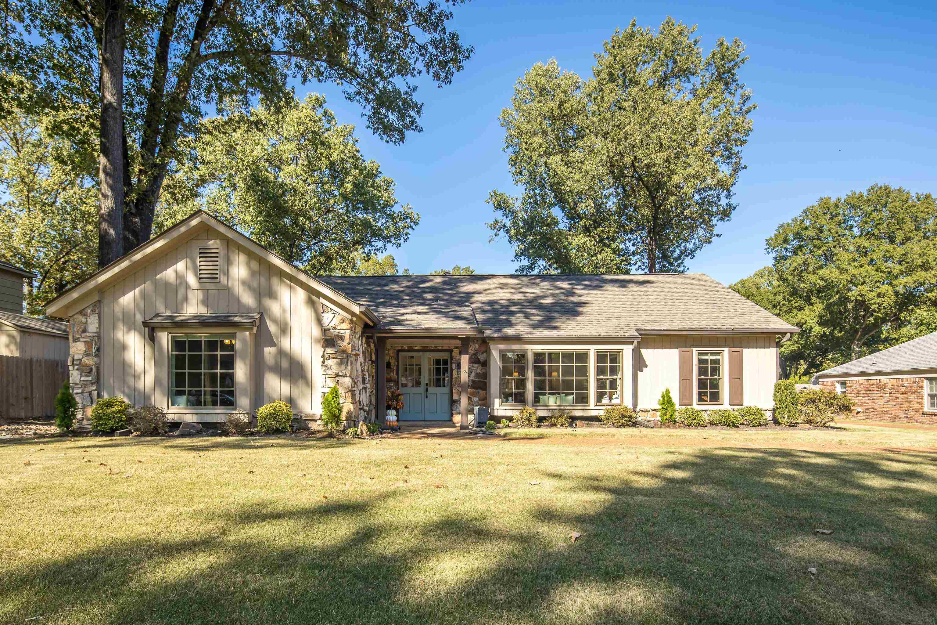 7452 Apple Valley Rd Property Photo 1
