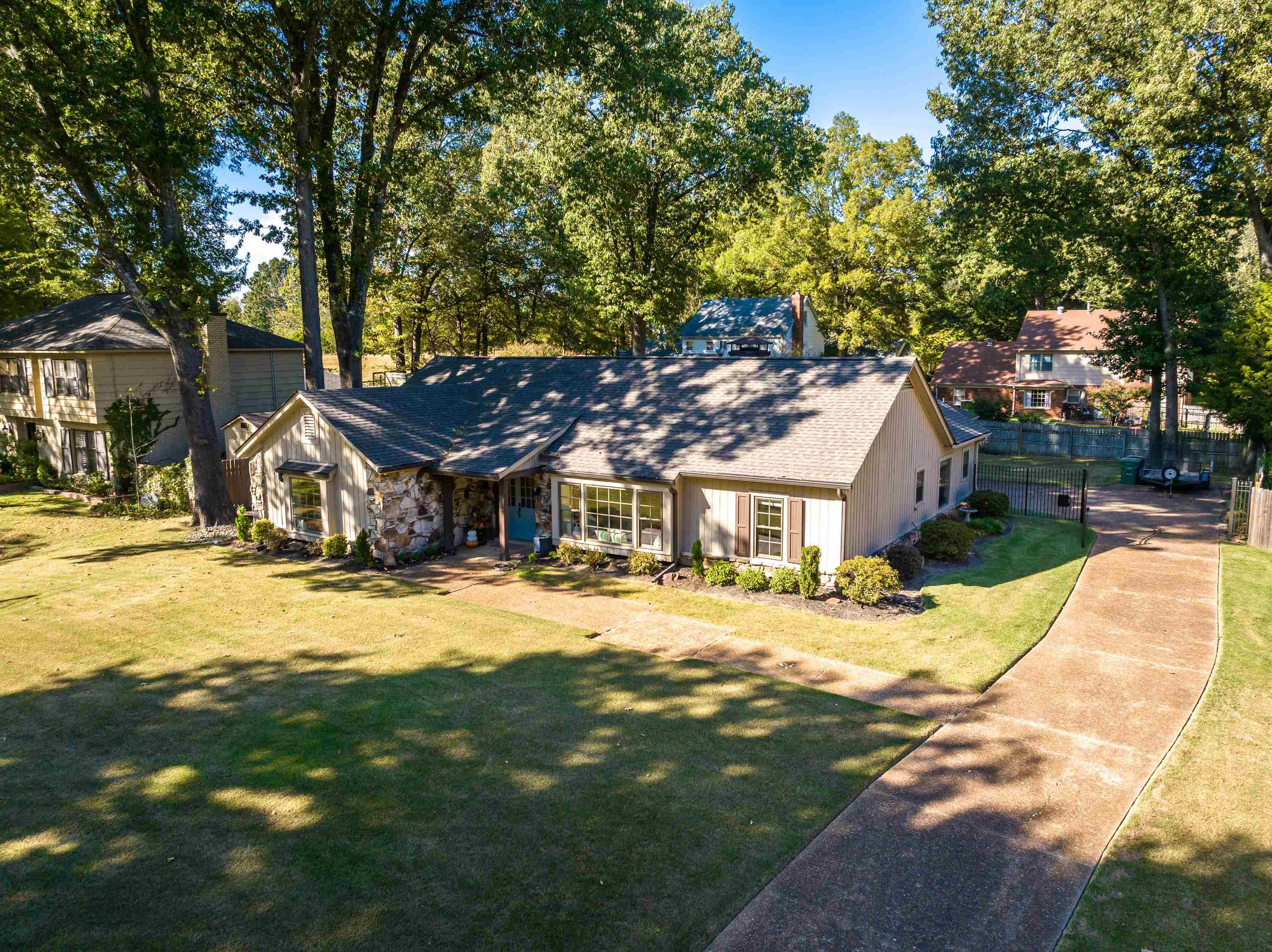 7452 Apple Valley Rd Property Photo 2