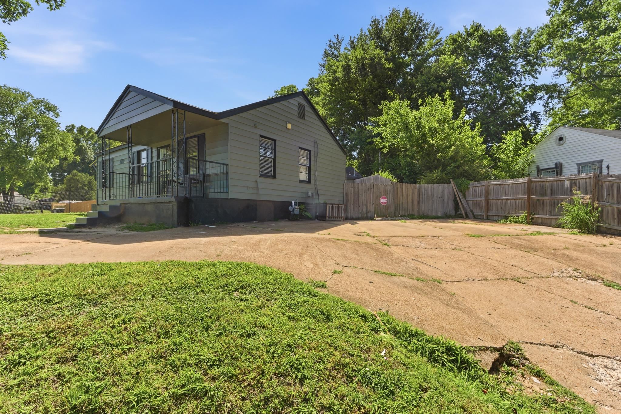 1811 Wells Station Rd Property Photo 3