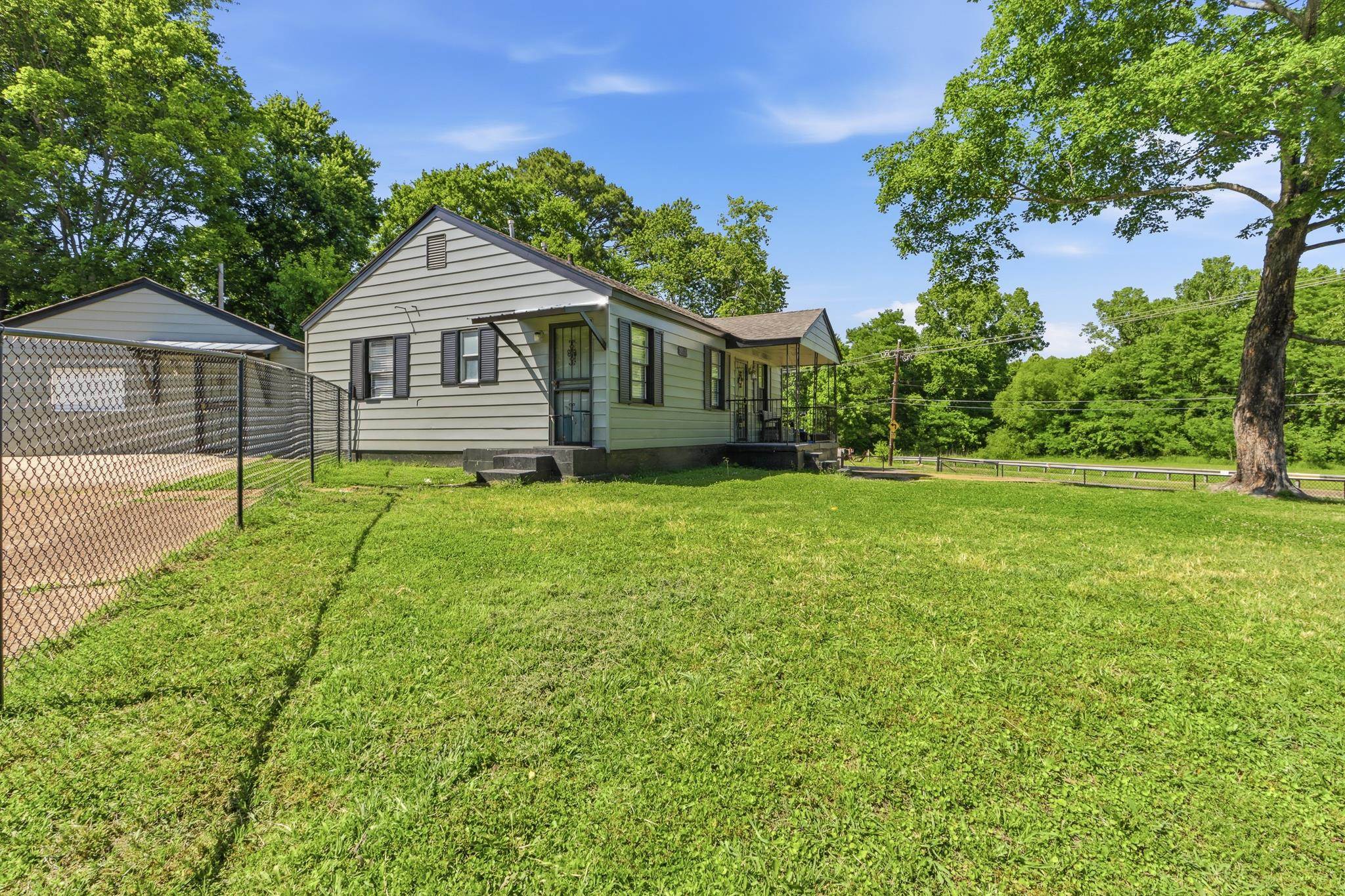 1811 Wells Station Rd Property Photo 4