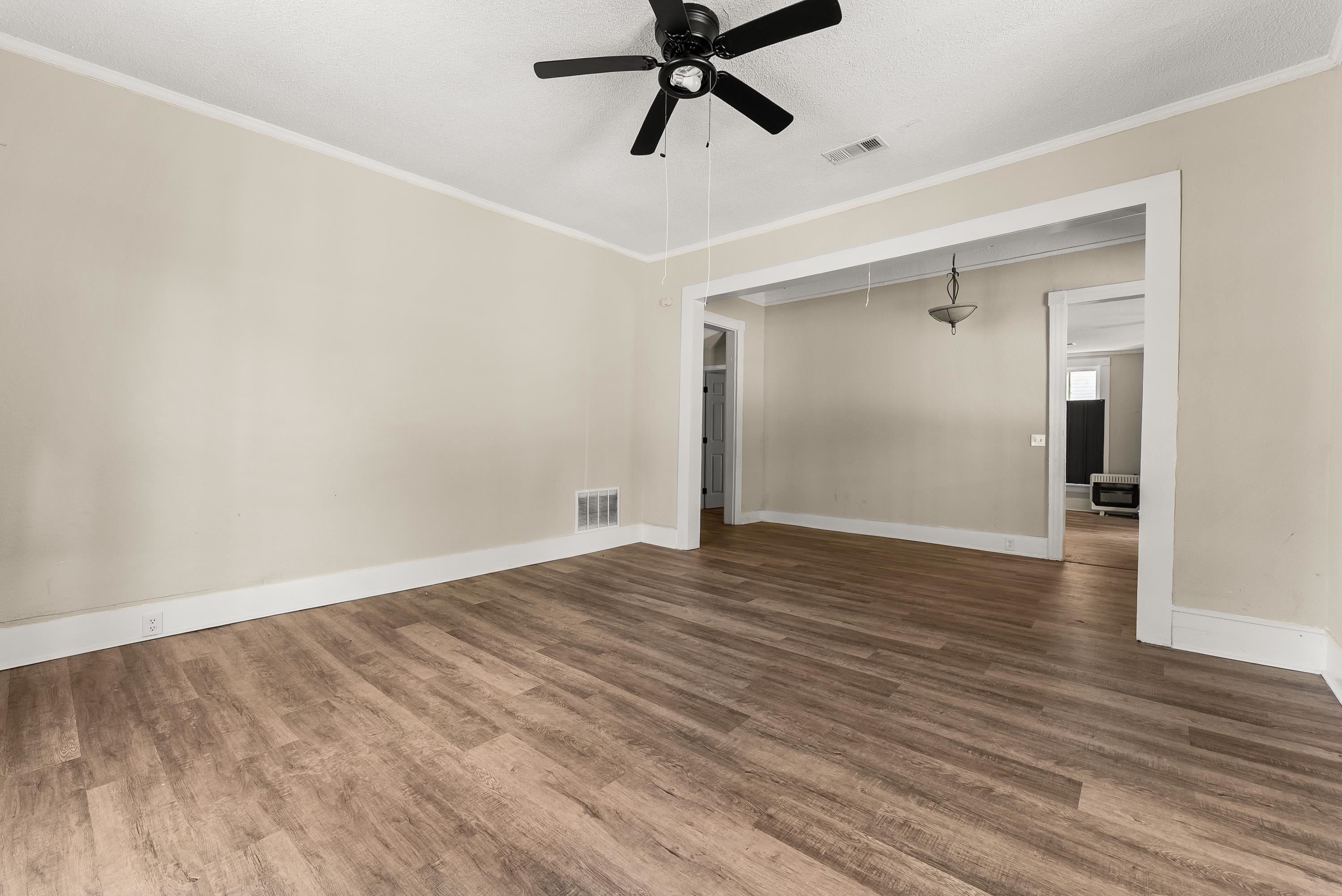 210 E Park Ave Property Photo 5