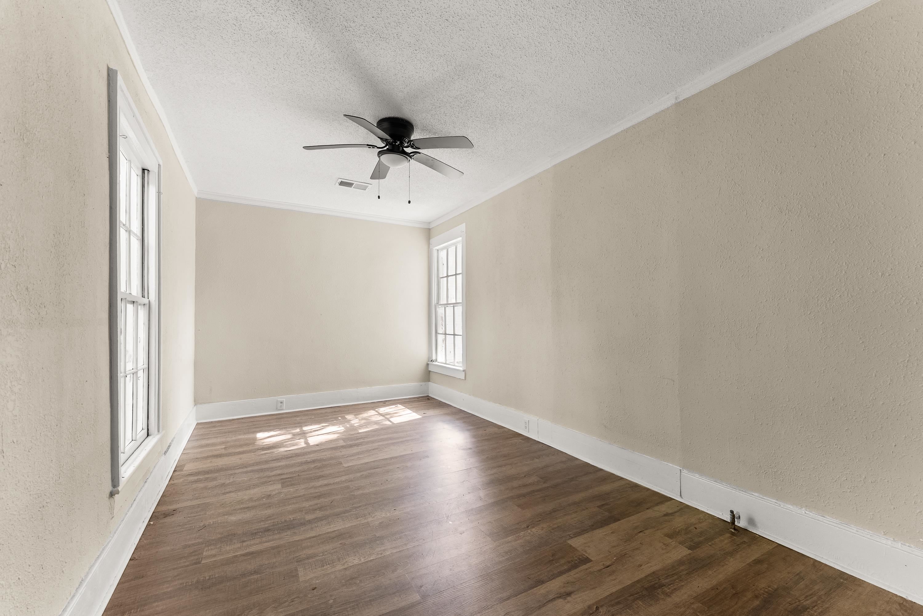 210 E Park Ave Property Photo 8
