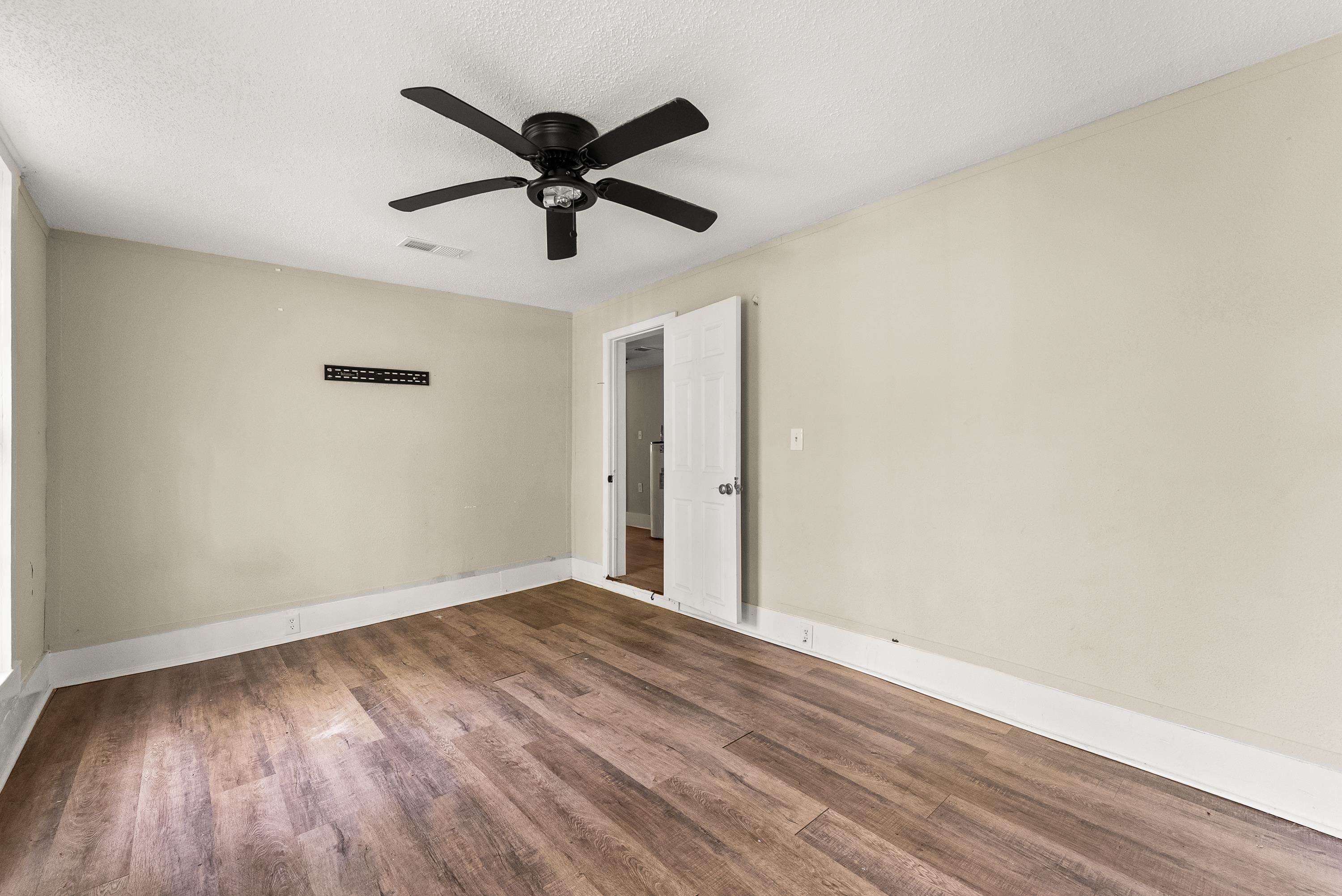 210 E Park Ave Property Photo 19