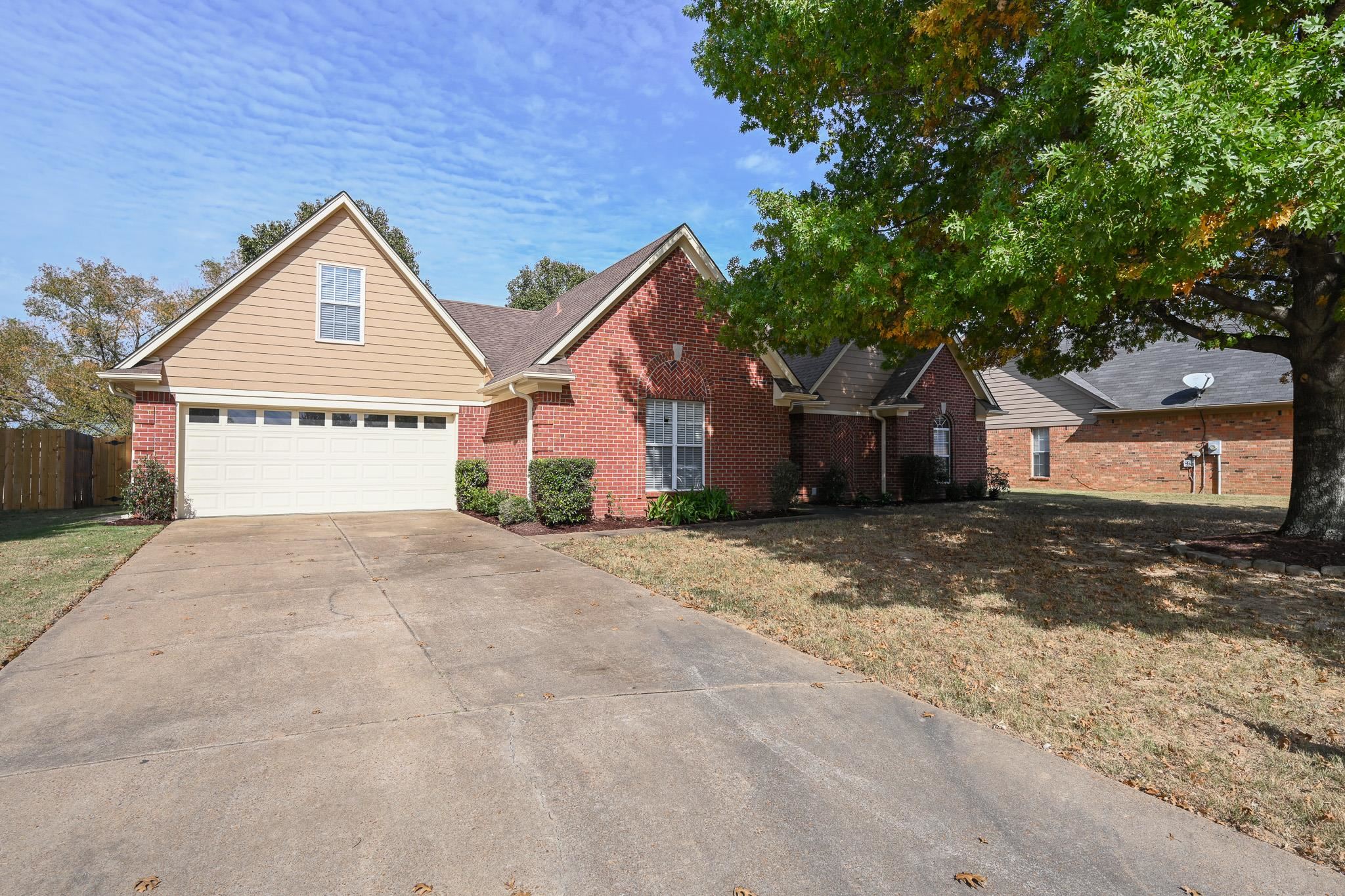 945 Lakemont Dr Property Photo 2