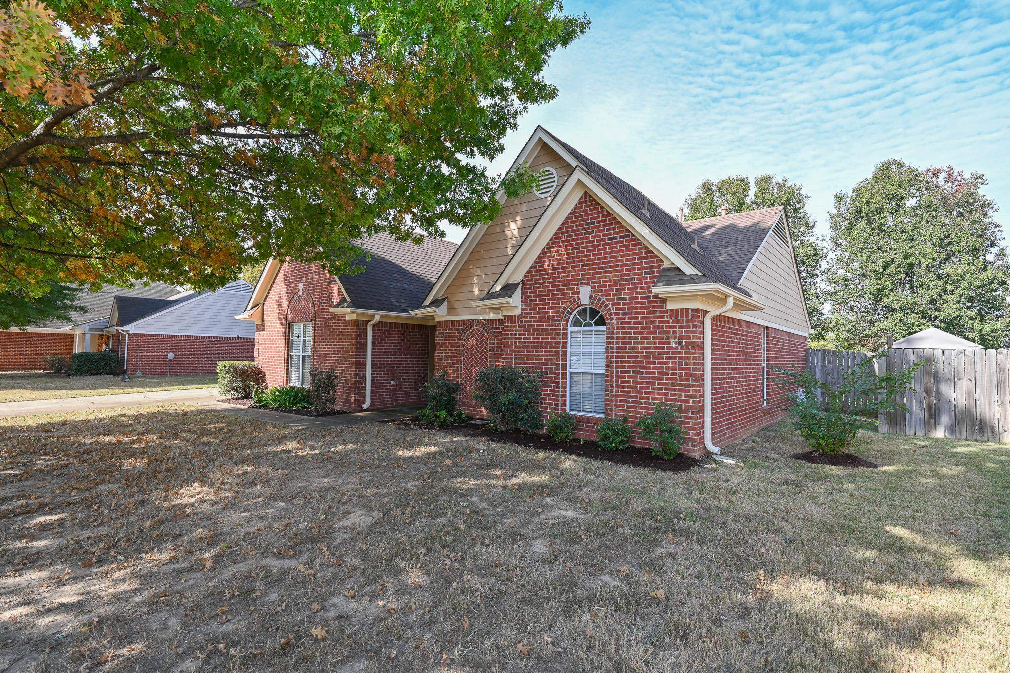 945 Lakemont Dr Property Photo 4