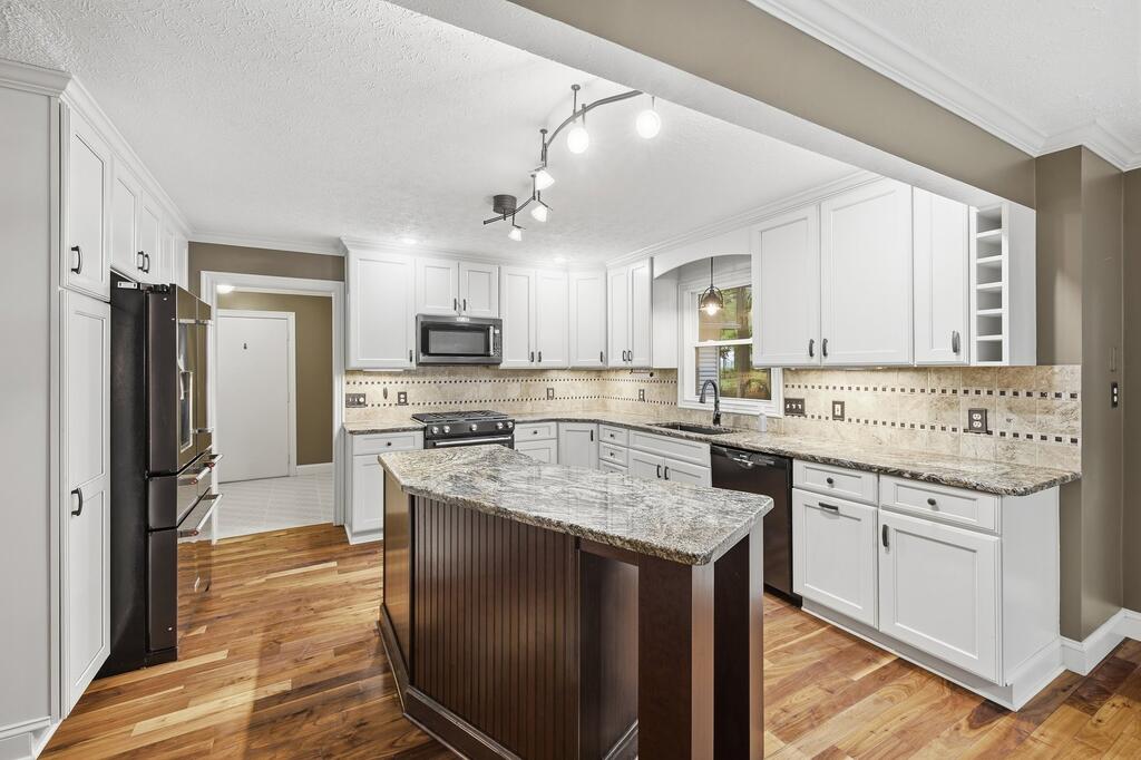 2316 Woodview Ct. Property Photo 4