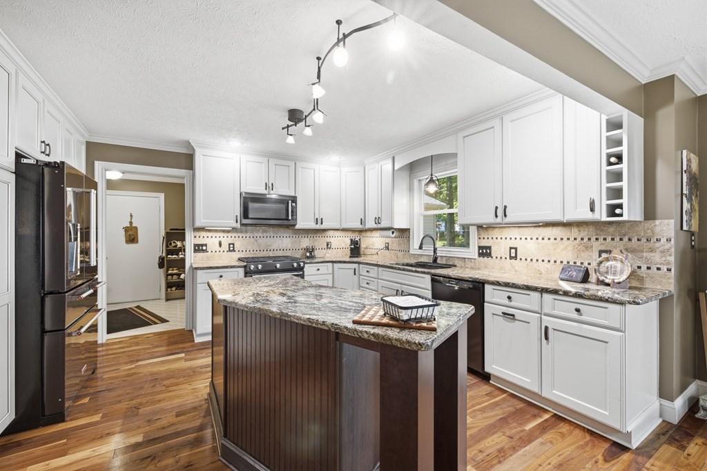 2316 Woodview Ct. Property Photo 6