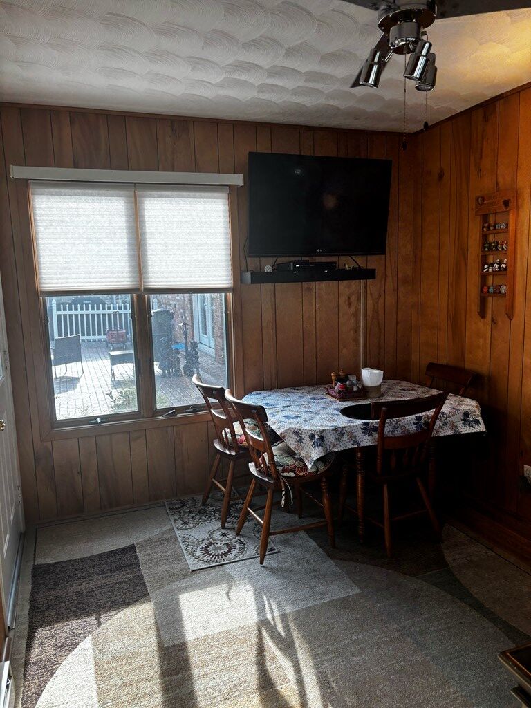 301 W Walnut St Property Photo 6