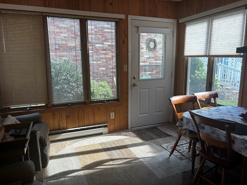 301 W Walnut St Property Photo 8