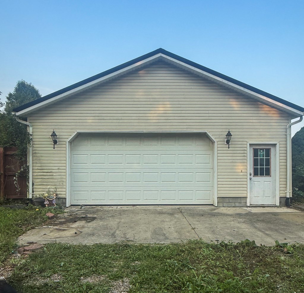 412 Lattimer Rd W Property Photo 3
