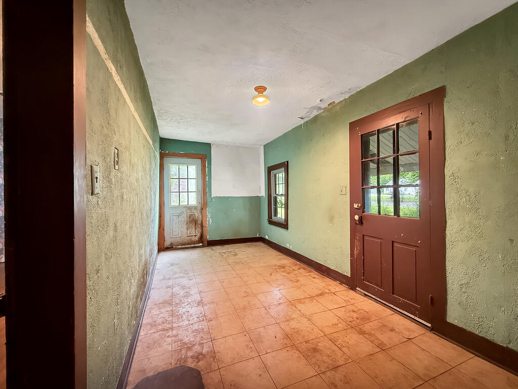 24 E Academy St Property Photo 2