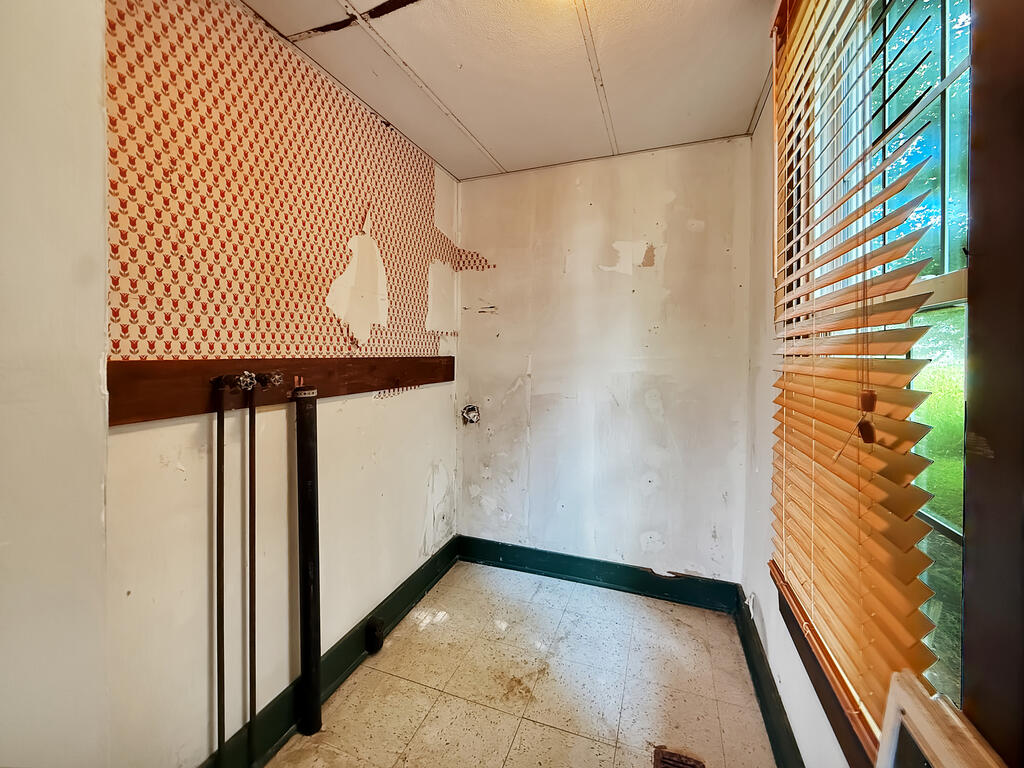 24 E Academy St Property Photo 8