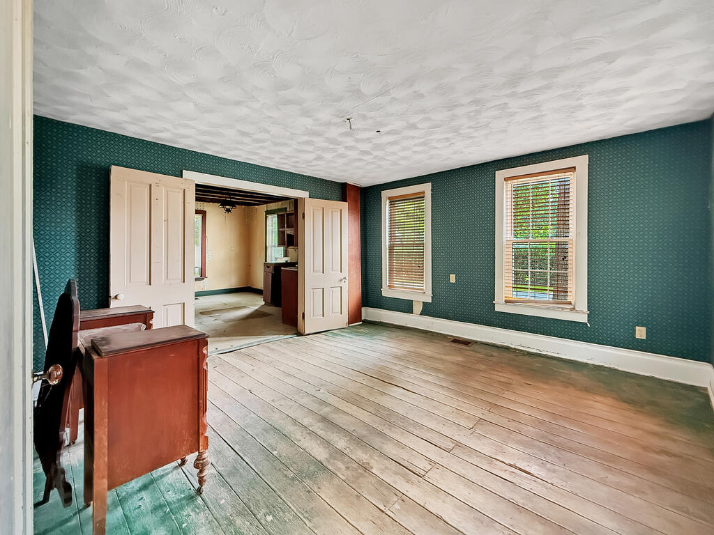 24 E Academy St Property Photo 9