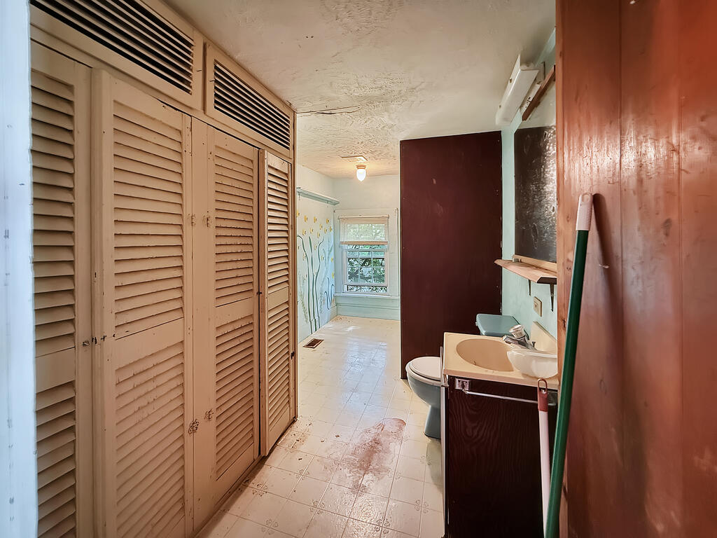24 E Academy St Property Photo 13