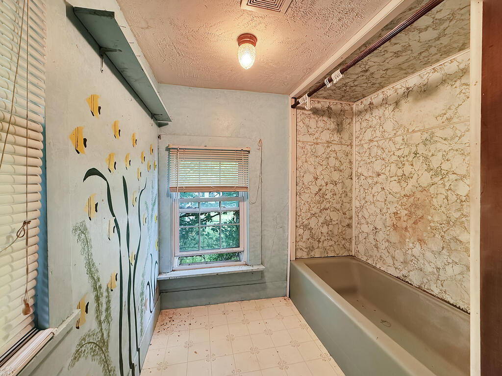 24 E Academy St Property Photo 14