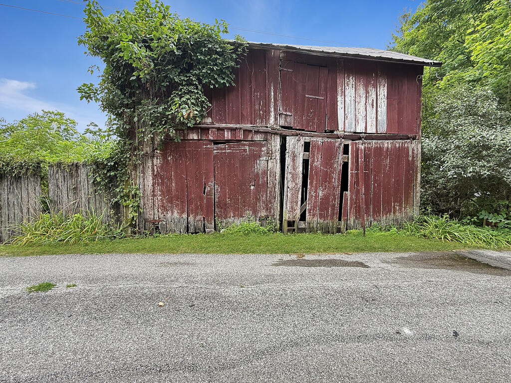 24 E Academy St Property Photo 18