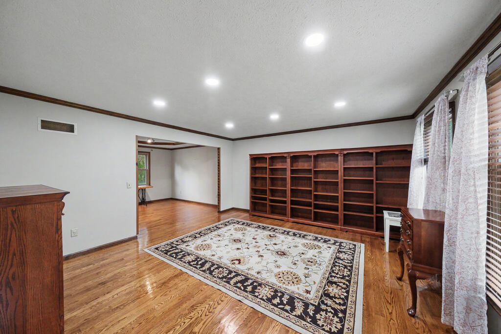 1300 Cedarlawn Ct Property Photo 3