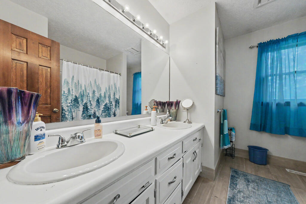 1300 Cedarlawn Ct Property Photo 34