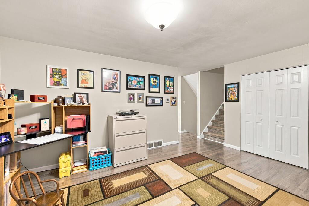 951 Thomas Dr Property Photo 4