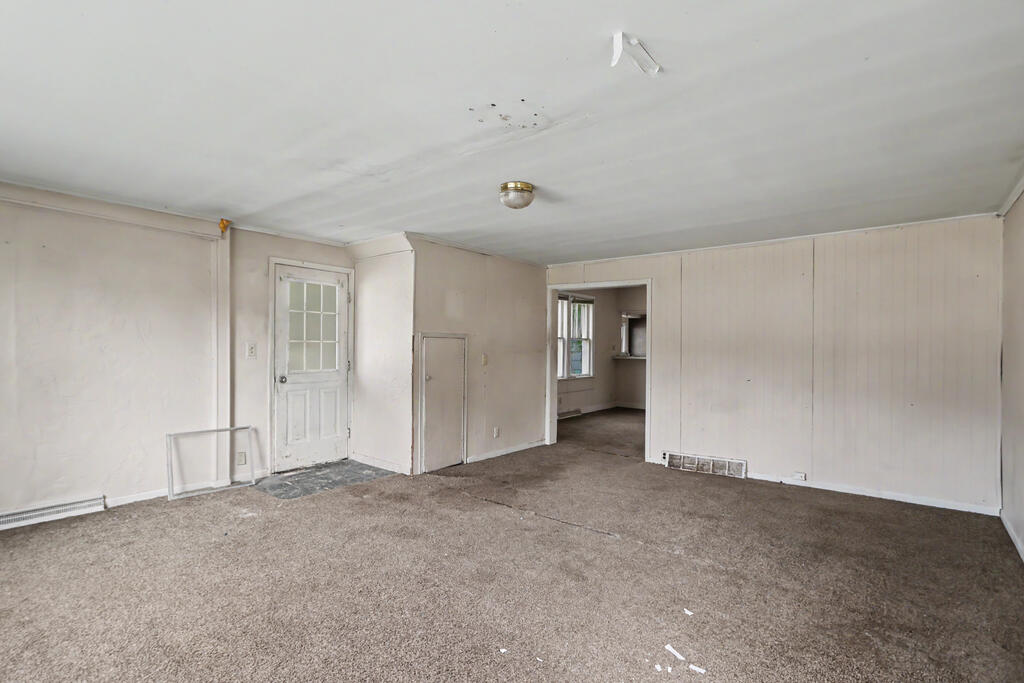 219 Spring Street Property Photo 3