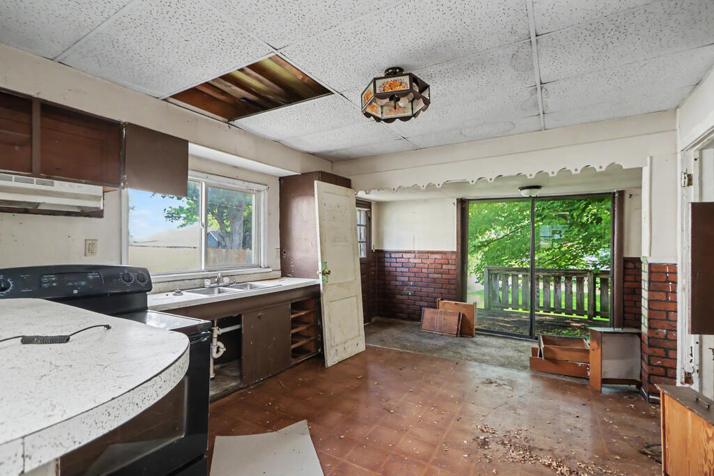219 Spring Street Property Photo 7