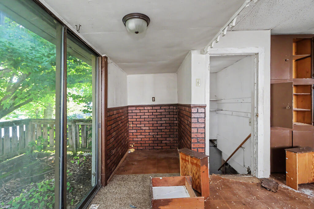 219 Spring Street Property Photo 9