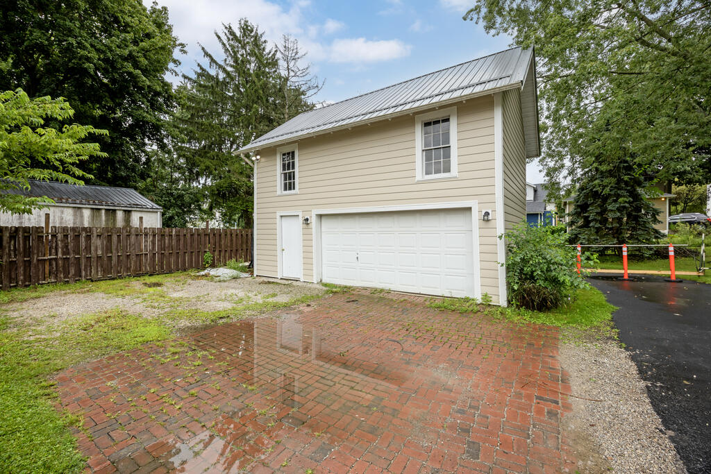 125 E Walnut St Property Photo 2