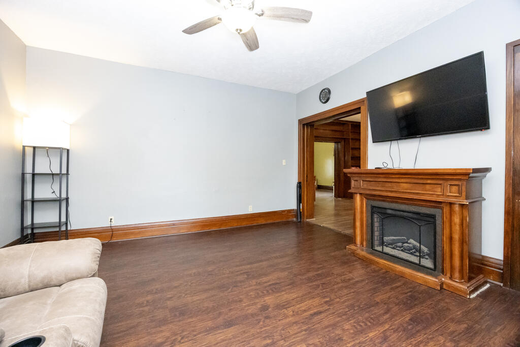 125 E Walnut St Property Photo 4