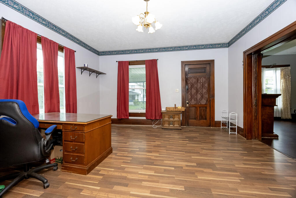 125 E Walnut St Property Photo 6