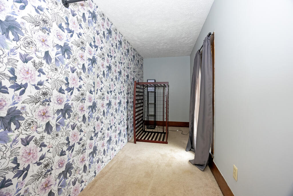 125 E Walnut St Property Photo 12