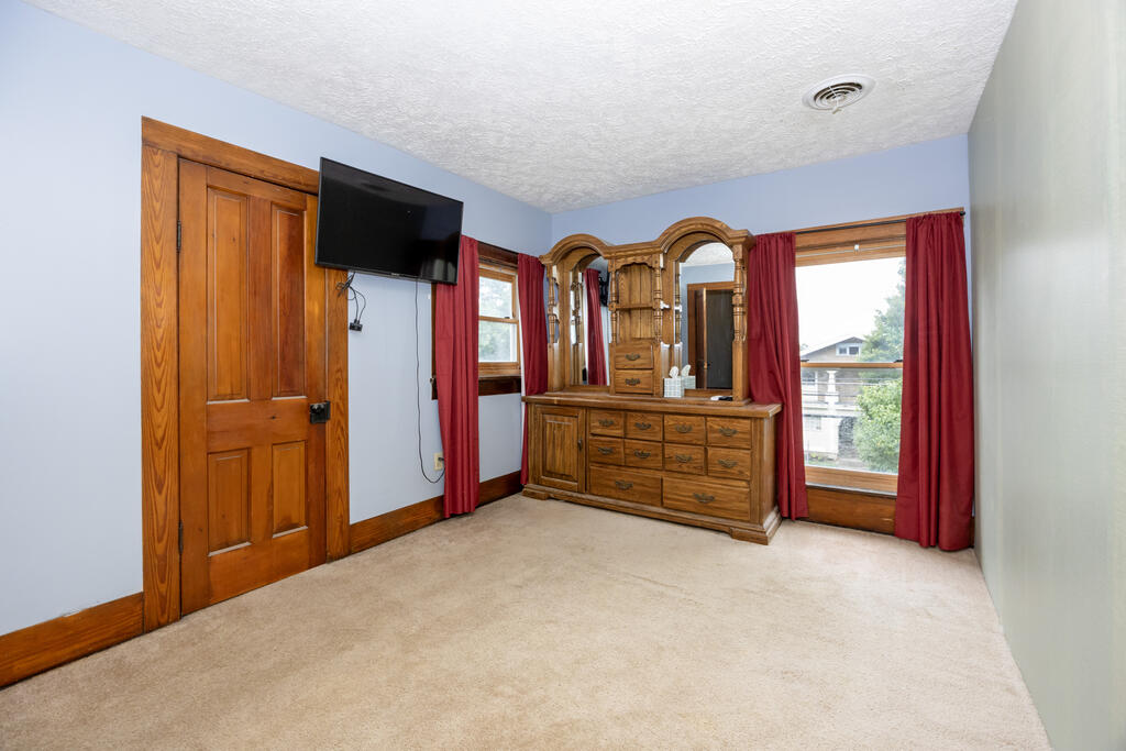 125 E Walnut St Property Photo 14