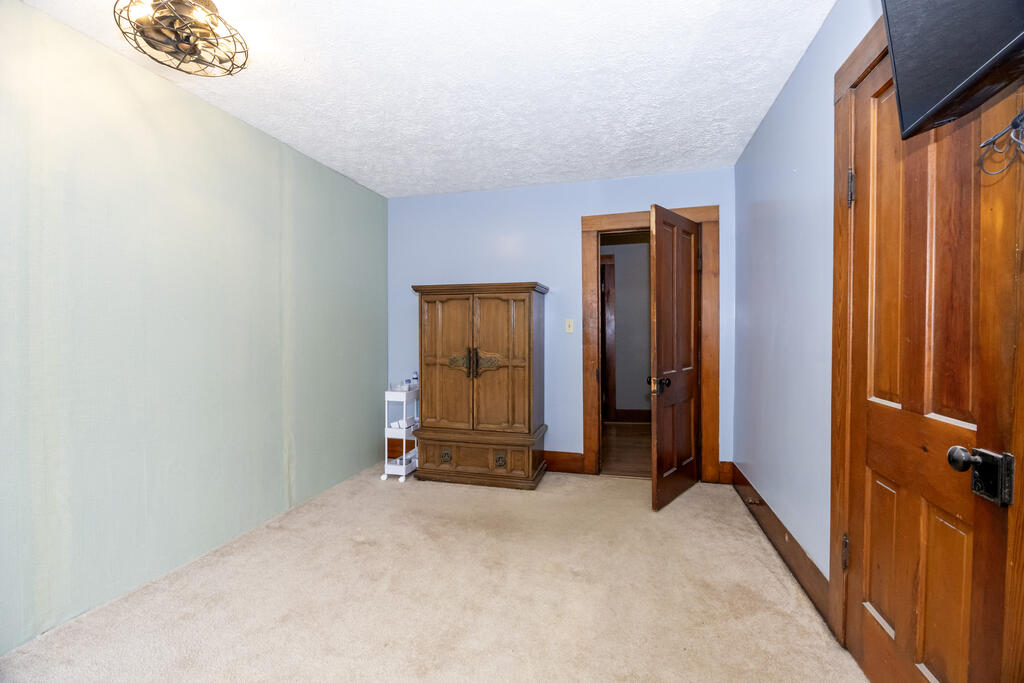 125 E Walnut St Property Photo 15