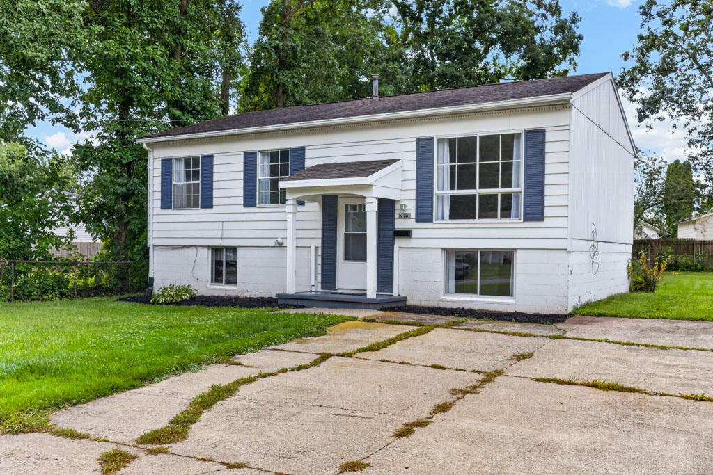 2023 Willowood Dr. N. Property Photo 1