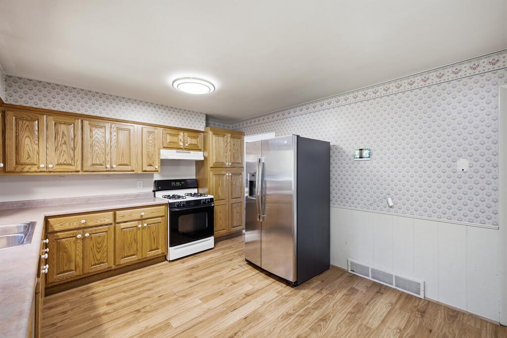 1085 Eaton St Property Photo 6