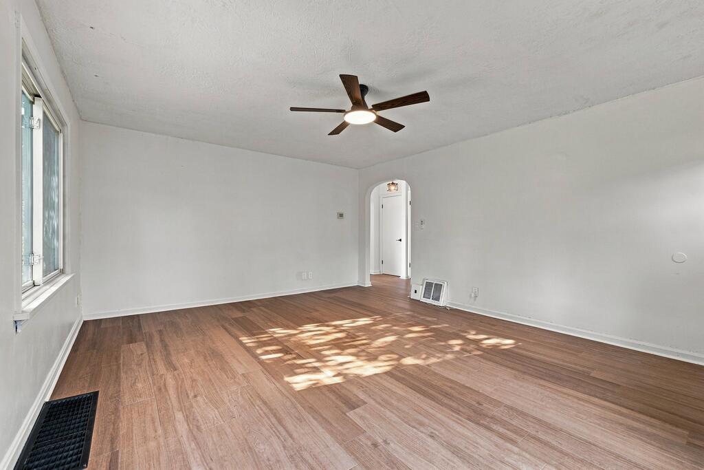 906 Duke Ave Property Photo 4