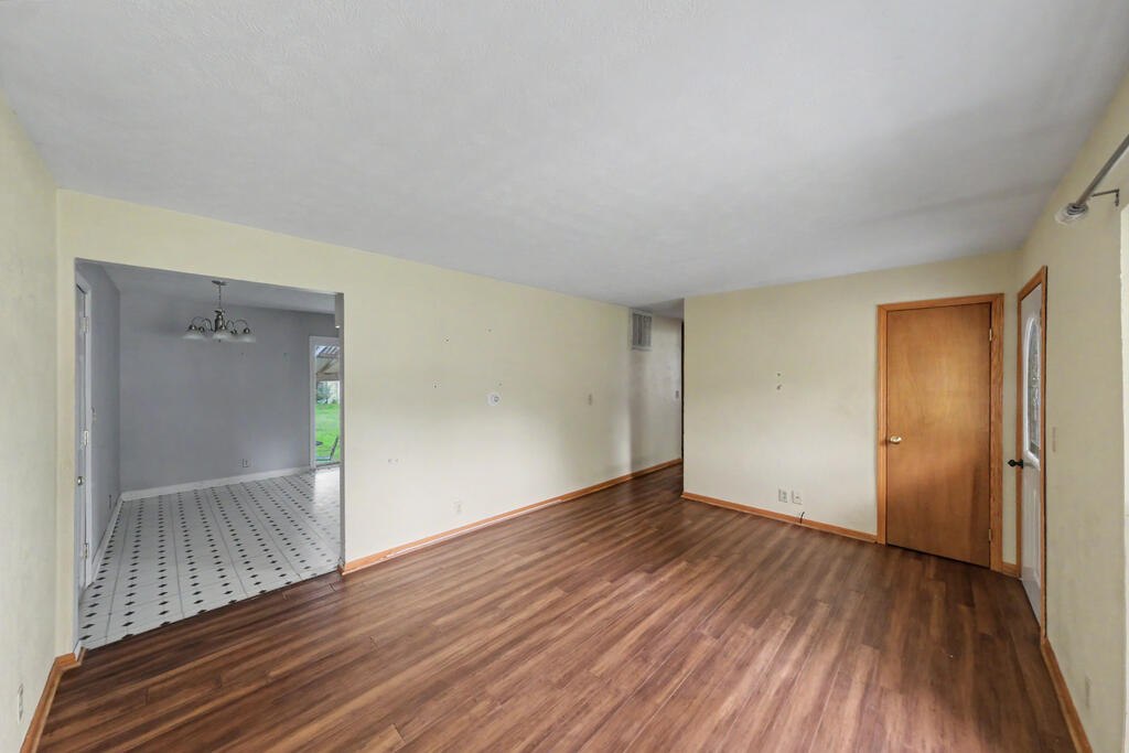2437 Mercer Drive Property Photo 3
