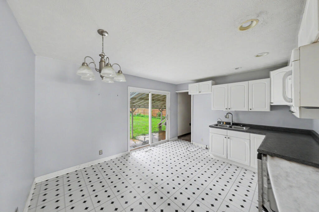 2437 Mercer Drive Property Photo 6