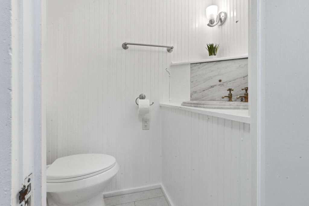 847 Center St Property Photo 15